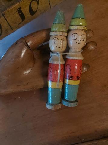 Twee kleine antieke kegeltjes met gezichtjes  beschikbaar voor biedingen