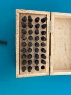 Houten kistje met hard metalen slag letters en cijfers, Ophalen of Verzenden