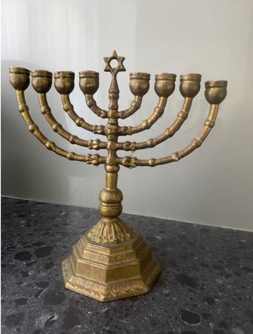 Antieke Koperen Chanukia met Davidster beschikbaar voor biedingen