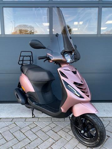 Nieuwe custom Piaggio zip SP roze gold full option brom 2024