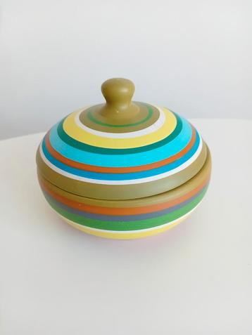 Gekleurd, ongeglazuurd terracotta potje met deksel beschikbaar voor biedingen
