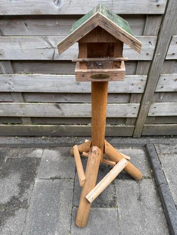 Voederhuis vogelbescherming op stam beschikbaar voor biedingen