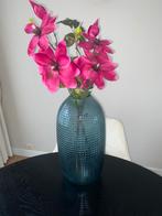 Hoge glazen vaas met kunstbloemen, Huis en Inrichting, Ophalen of Verzenden, Zo goed als nieuw