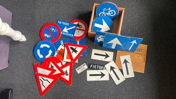 Vintage verkeersset beschikbaar voor biedingen