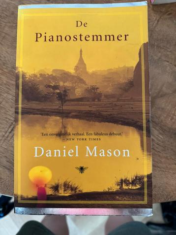 De pianostemmer beschikbaar voor biedingen