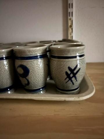 Set van kleine aardewerk bekers beschikbaar voor biedingen