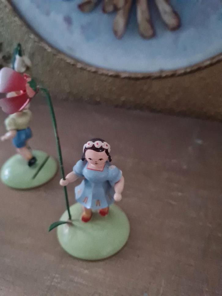 Oud bloemen kindje blauw jurkje KWO Ertsgebergte, Verzamelen, Poppetjes en Figuurtjes, Gebruikt, Ophalen of Verzenden