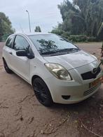 Toyota Yaris DEALER ONDERHOUDEN LAGE KM, Auto's, Voorwielaandrijving, 527 kg, 750 kg, Wit