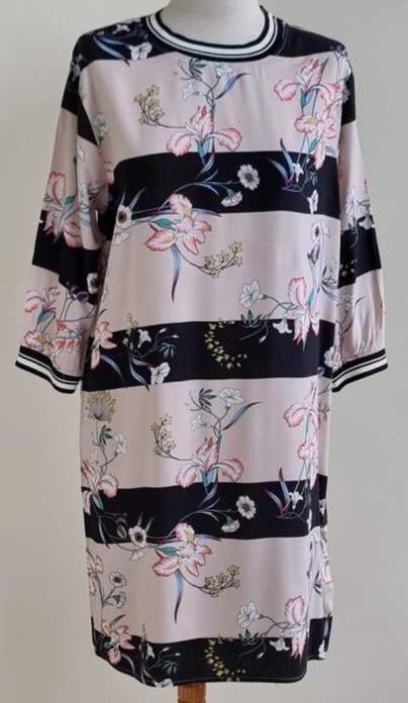 Amisu zwart/roze jurkje met bloemetjes print mt. 40, Kleding | Dames, Jurken, Zo goed als nieuw, Maat 38/40 (M), Roze, Ophalen of Verzenden