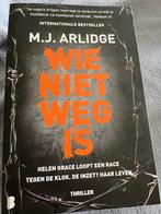 M.J. Arlidge  Wie niet weg is, Ophalen of Verzenden, Zo goed als nieuw, Nederland