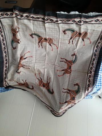 Sjaal groot art deco 1x1 meter €3,- en 2 voor €5,- beschikbaar voor biedingen