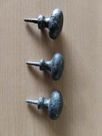 3 Oude metalen lade knoppen, Doe-het-zelf en Verbouw, Hang- en Sluitwerk, Ophalen of Verzenden, Gebruikt, Overige materialen, Overige typen