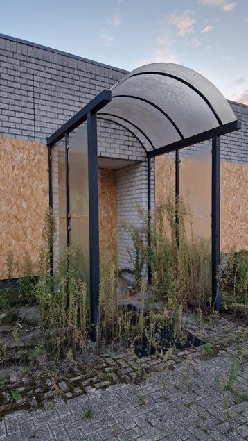 kleine overkapping entree luifel  ( 319 ) beschikbaar voor biedingen