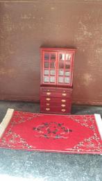 poppenhuis vitrinekast met echt glas, ladenkast, vloerkleed, Ophalen of Verzenden, Gebruikt, Poppenhuis