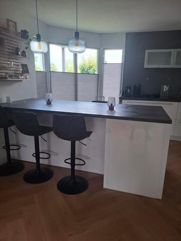 Hoogglans wit keukenblok/bartafel