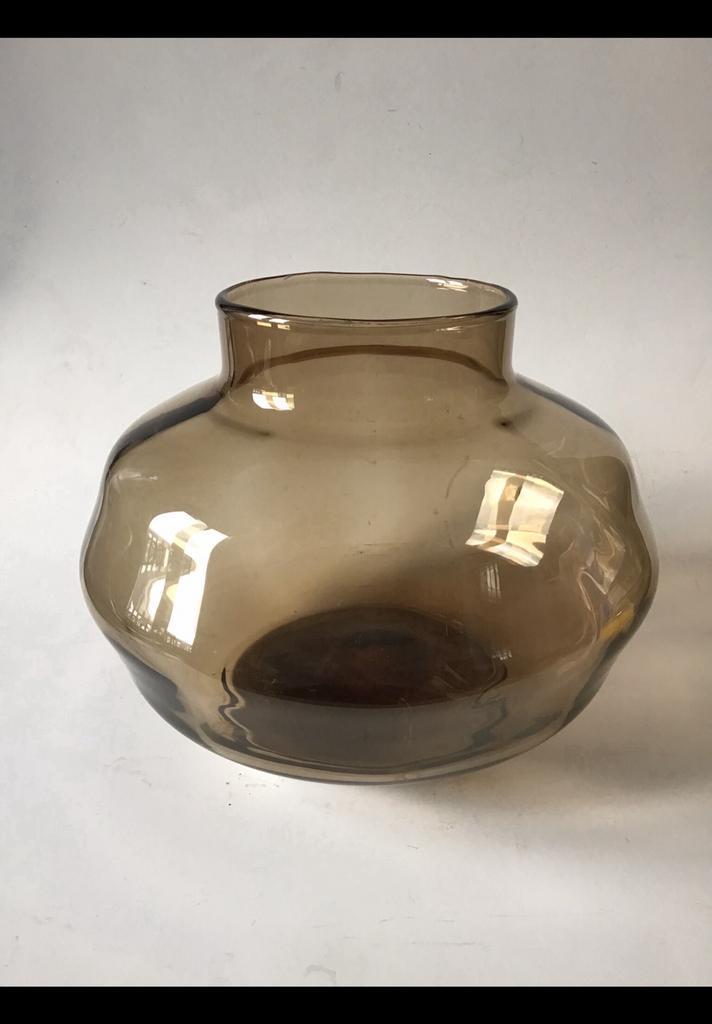 Oude glazen vaas van bruin / grijs rook glas ruim 12 cm hoog, Antiek en Kunst, Antiek | Vazen, Ophalen of Verzenden