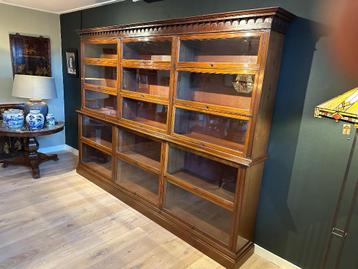 Grote antieke boekenkast beschikbaar voor biedingen