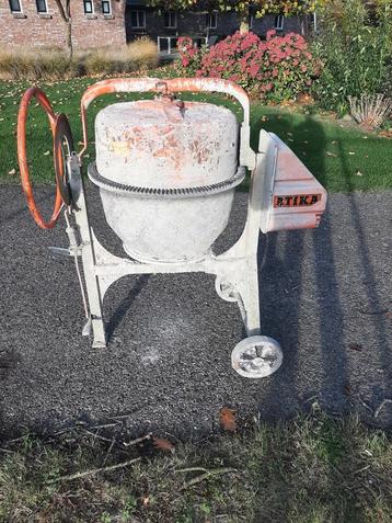 Gebruikte betonmolen atika  beschikbaar voor biedingen