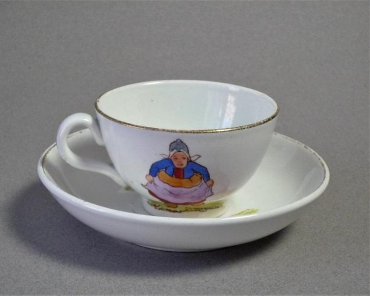 kop + schotel, Société Céramique Maestricht, decor Volendam, Antiek en Kunst, Antiek | Servies los, Ophalen of Verzenden