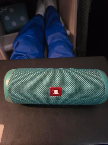 JBL flip 5, lichte gebruik sporen maar werkt goed beschikbaar voor biedingen
