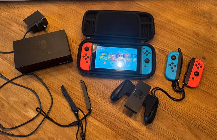 Nintendo Switch, Spelcomputers en Games, Spelcomputers | Nintendo Switch, Zo goed als nieuw, Switch Original, Met 2 controllers