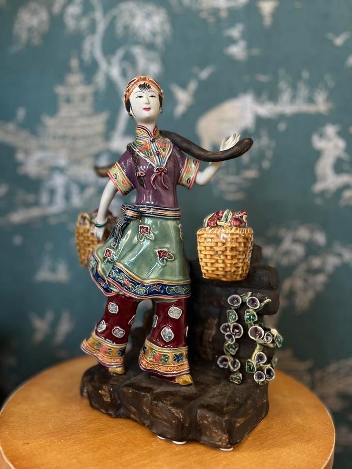 Vintage chinees wucai porseleinen beeld dame, Verzamelen, Beelden en Beeldjes, Gebruikt, Overige typen, Ophalen of Verzenden