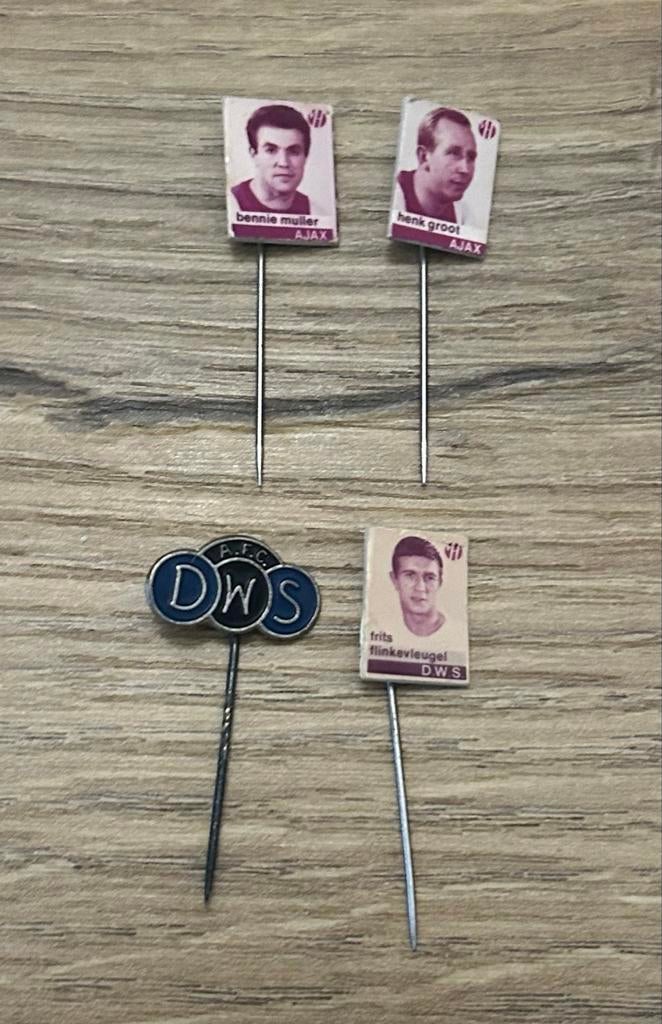 Ajax & DWS Speldjes - Vintage Voetbal Memorabilia, Ophalen of Verzenden, Gebruikt, Sport, Speldje of Pin