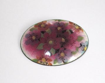 Vintage romantische keramiek broche met bloemen.  beschikbaar voor biedingen