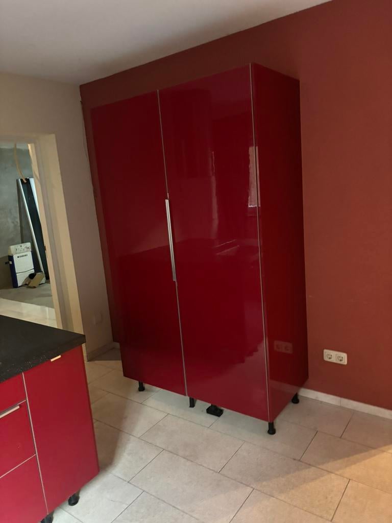 Keuken hoogglansrood semi kookeiland met een hoge kast., Ophalen, Zo goed als nieuw, Kunststof, Rood