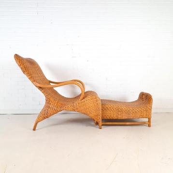 Vintage rotan fauteuil met voetenbank beschikbaar voor biedingen