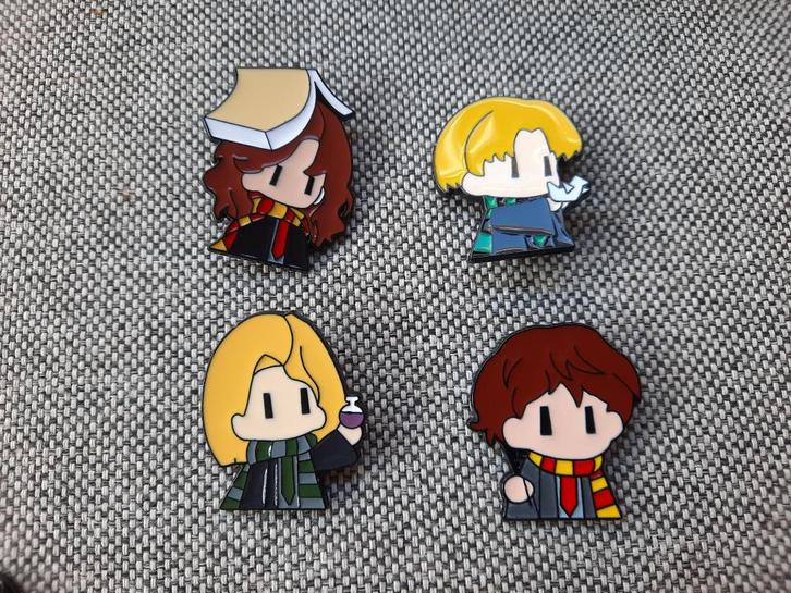 4 grappige pins van harry potter te koop, Verzamelen, Speldjes, Pins en Buttons, Nieuw, Speldje of Pin, Overige onderwerpen, Ophalen of Verzenden