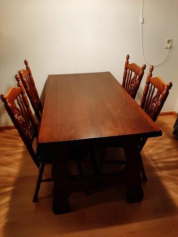 Eetkamer tafel en vier stoelen donker eiken hout beschikbaar voor biedingen