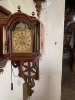 Fries staart schippertje met een vast zijslingertje, Antiek en Kunst, Antiek | Klokken, Ophalen of Verzenden