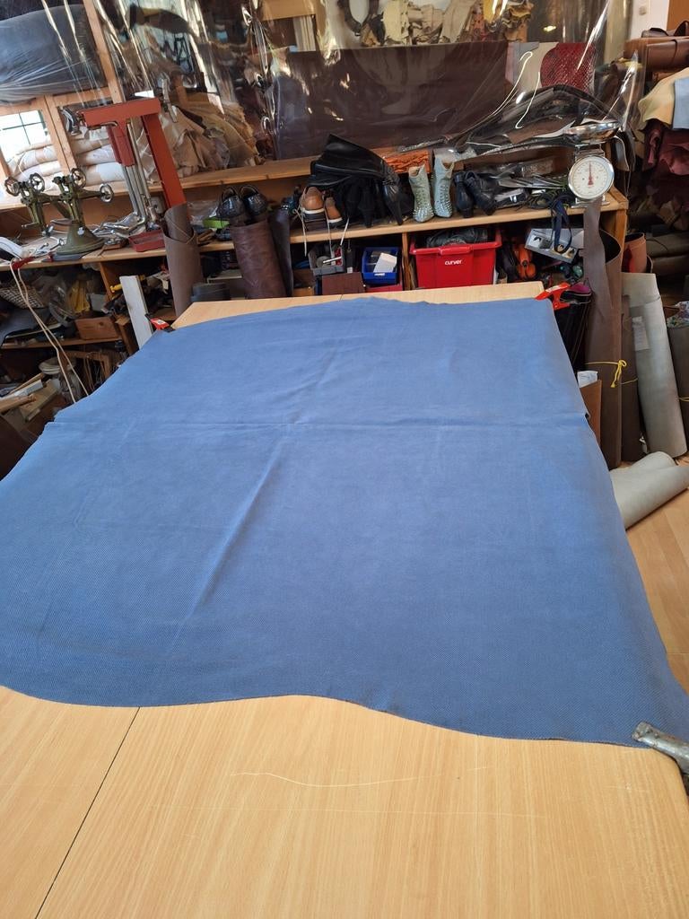Mooie runderprent suède, AA, Hele of HALVE HUID, Hobby en Vrije tijd, Stoffen en Lappen, Blauw, 120 cm of meer, Leer of Kunstleer