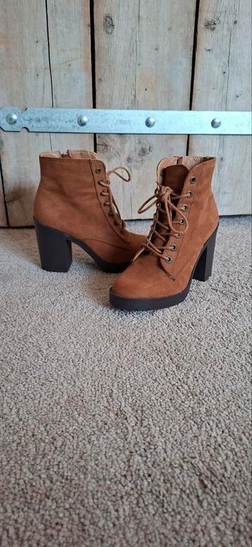 Bruine veterlaarsjes met hak - Maat 37 beschikbaar voor biedingen