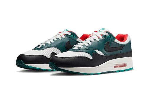 Size 43 Nike air max 1 premium LeBron James x Liverpool, Kleding | Heren, Schoenen, Nieuw, Sneakers of Gympen, Overige kleuren