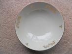 Roomkleurige schaal met goudkleurige bloemen, Antiek en Kunst, Antiek | Servies los, Ophalen of Verzenden