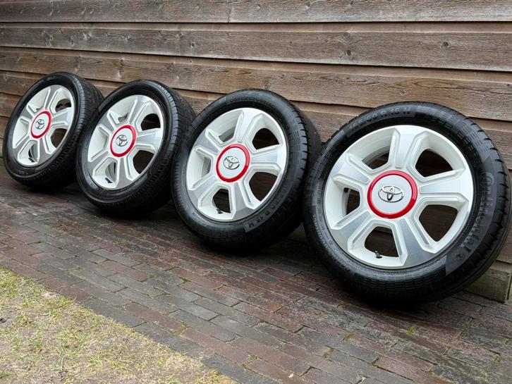 Orig Toyota Aygo White 15 inch velgen + zomerbanden, Auto-onderdelen, Banden en Velgen, Banden en Velgen, Zomerbanden, 15 inch