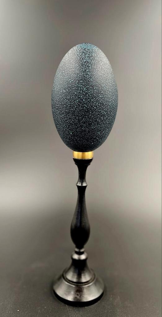 Groen emoe ei op zwart handgedraaide houten standaard, Verzamelen, Dierenverzamelingen, Zo goed als nieuw, Overige typen, Ophalen of Verzenden