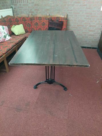 Grats Houten tafel met metalen onderstel beschikbaar voor biedingen
