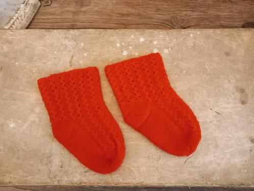 oude wollen rode poppen sokjes 9 cm. jaren 50., Verzamelen, Poppen, Gebruikt, Kleertjes, Ophalen