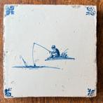 Antieke tegel met visser hengelaar 17e eeuw ongerestaureerd, Antiek en Kunst, Antiek | Wandborden en Tegels, Ophalen of Verzenden