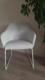4 moderne lichtgrijze eetkamerstoelen, Ophalen, Zo goed als nieuw, Grijs