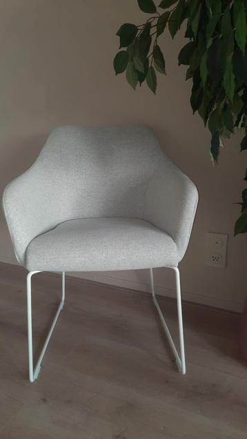 4 moderne lichtgrijze eetkamerstoelen beschikbaar voor biedingen