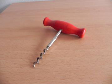 vintage kurkentrekker houten handvat rood beschikbaar voor biedingen