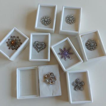 Vintage broches nieuw in leuk doosje met glazen dekseltje  beschikbaar voor biedingen