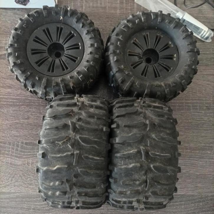 RC Monster Truck 1:8 1/8 banden offroad, Hobby en Vrije tijd, Modelbouw | Radiografisch | Auto's, Gebruikt, Onderdeel, Elektro