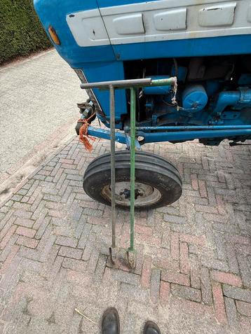 Diverse landbouwgereedschappen - Grondboren, scheppen, hooiv beschikbaar voor biedingen
