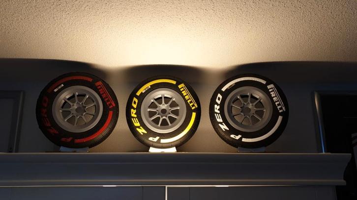 Formule 1 banden
Gaan alleen weg als set, Verzamelen, Automerken, Motoren en Formule 1, Zo goed als nieuw, Formule 1, Ophalen of Verzenden