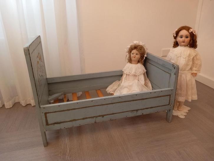 Groot oud antiek houten poppenbed, Verzamelen, Poppen, Gebruikt, Accessoires, Ophalen